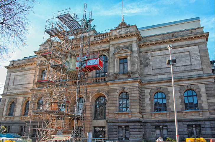 
1
 Altehrwürdige Fassade in der Sanierung. Das Kaiser Wilhelm Museum wurde zwischen 1894 und 1897 erbaut. 



