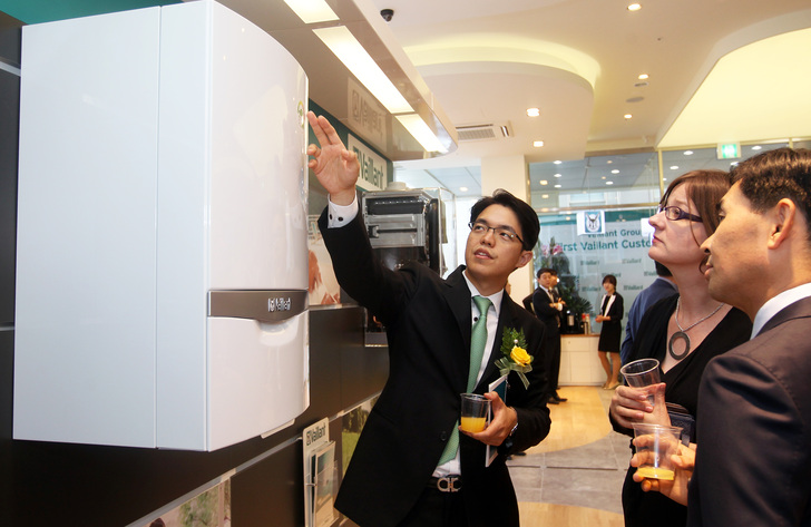 Peter Son, Country Director Korea, erklärt Vaillant-Heiztechnik auf der Eröffnungsfeier.