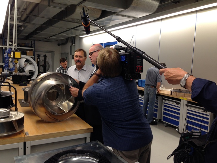 Dr. Bruno Lindl, Geschäftsführer Forschung und Entwicklung, spricht mit Rainer Hundsdörfer, Vorsitzender der ebm-papst Geschäftsführung, über die Weiterentwicklung der Produkte.