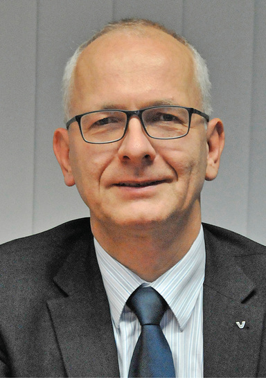 



1
 Walter Bornscheuer, Leiter Technologie bei Viessmann: Die Verkaufszahlen des Brennstoffzellen-Heizgeräts Vitovalor 300-P entwickeln sich positiv, insbesondere seit der Preisreduzierung.“ 
