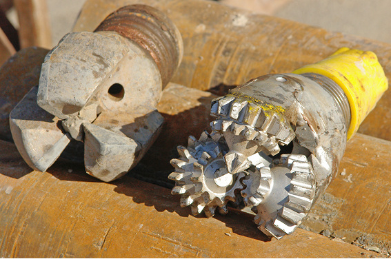 



1
 Mit geothermischen Wärmepumpenanlagen lassen sich sehr energieeffiziente Konzepte realisieren. Das Erstellen von Erdwärmesonden wird immer mit einem Restrisiko verbunden sein. 
