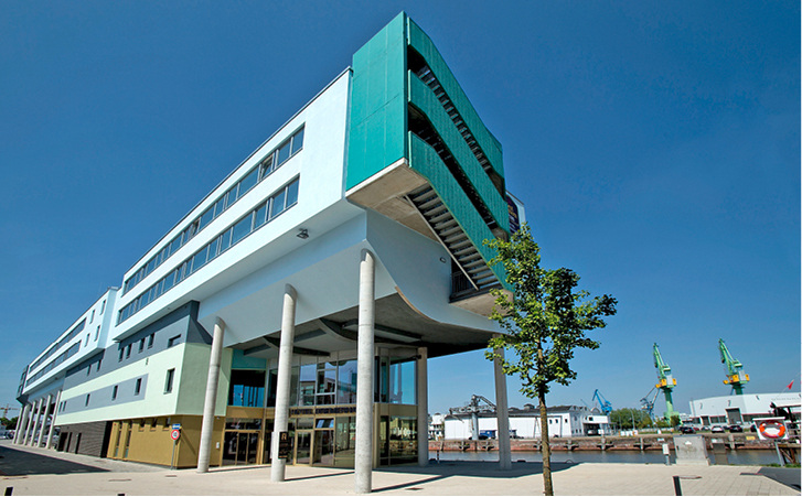 <p>
</p>

<p>
<span class="GVAbbildungszahl">1</span>
 Best Western Plus Hotel am Fischkai in Bremerhaven. Die Panoramafenster ermöglichen einen Blick auf den Fischereihafen. 
</p> - © Best Western Plus Hotel Bremerhaven

