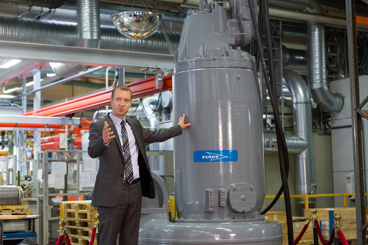 Tomas Brannemo, Präsident des Xylem-Geschäftsbereichs “Transport“ mit der Flygt-Jubiläumspumpe. - © Xylem
