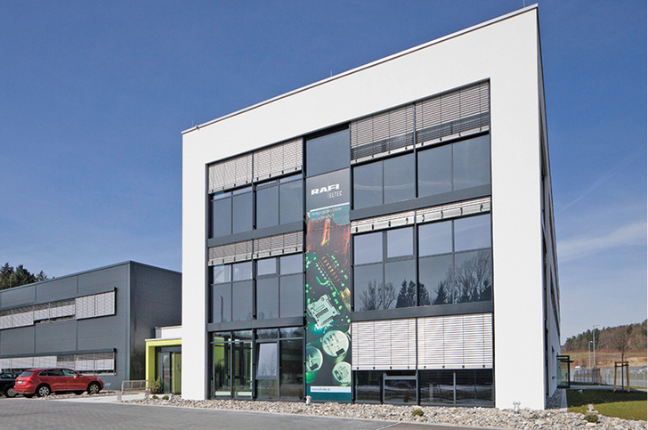 <p>
</p>

<p>
<span class="GVAbbildungszahl">1</span>
 Neu errichtetes Firmengebäude von RAFI Eltec. 
</p> - © Zehnder Group Deutschland

