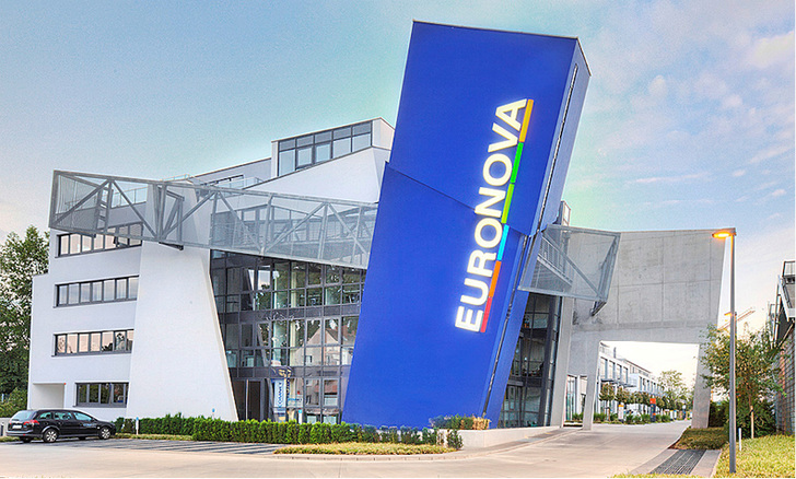 



1
 Das auffällige Eingangsgebäude bildet das Tor der „Euronova Loft- und Ateliermeile Süd“ im Kölner Stadtteil Zollstock. 
