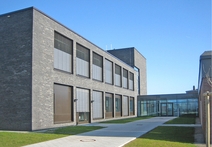 <p>
</p>

<p>
<span class="GVAbbildungszahl">1</span>
 Erweiterungsbau des Instituts für Fische und Fischereierzeugnisse Cuxhaven. Das Heizkonzept basiert auf der Nutzung oberflächennaher Geothermie über Energiepfähle. 
</p> - © Staatliches Baumanagement Elbe-Weser

