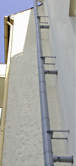 



Poujoulat: Abgassystem 3 CE P Multi + an einer Fassade. 
