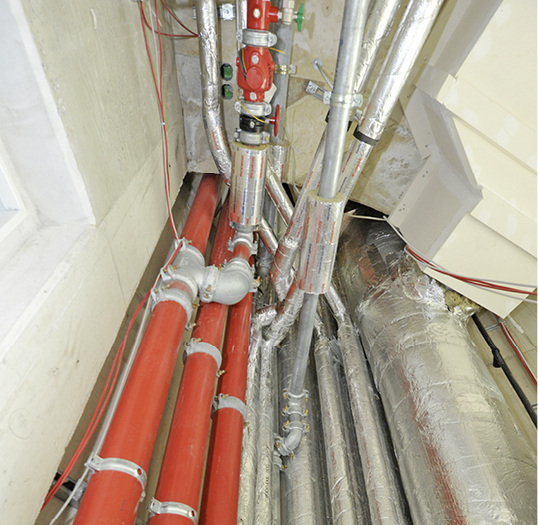 



1
 Dicht gedrängt: Ver- und Entsorgungsleitungen und ein Lüftungskanal im Schacht einer Gewerbeimmobilie. Das Baurecht steht allerdings weit über der Flächenoptimierung: Der TGA-Planer muss einen qualifizierten Brandschutz absichern. 
