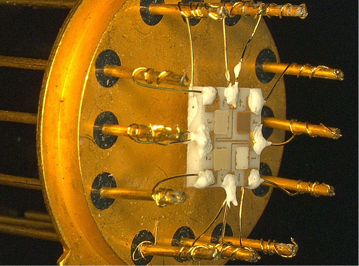 <p>
<span class="GVAbbildungszahl">1</span>
 Der Sensor besteht aus vier Feldern mit unterschiedlichen Metalloxiden. Sie ändern ihren temperaturabhängigen elektrischen Widerstand bei Kontakt mit Gasen. 
</p>

<p>
</p> - © KIT/HsKA

