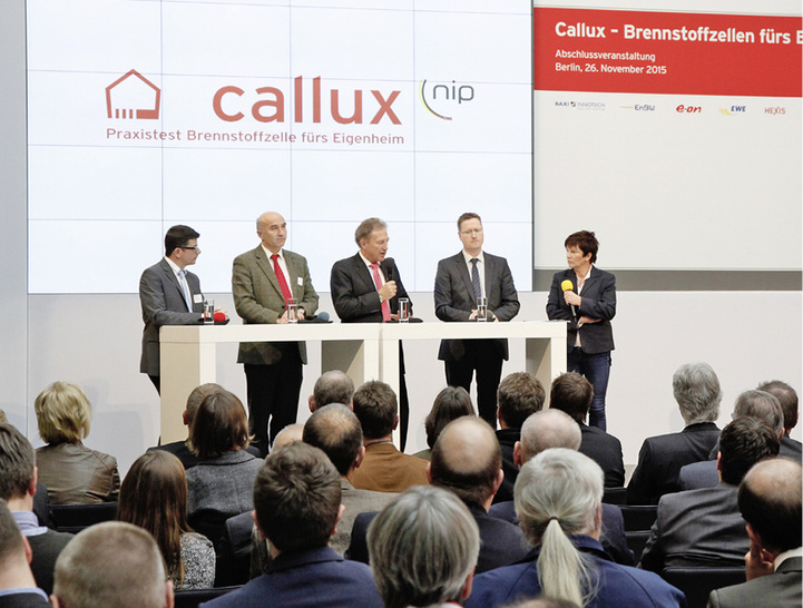 



1
 Callux-Abschlussveranstaltung im Erich-Klausener-Saal des Bundesministeriums für Verkehr und digitale Infrastruktur: Alexander Dauensteiner, Callux-Sprecher und Leiter Produktmanagement Systemprodukte der Vaillant Group, Prof. Dr. Wolfram Munch, Callux-Sprecher und Leiter Forschung und Entwicklung bei EnBW, Norbert Barthle, Parlamentarischer Staatssekretär beim Bundesminister für Verkehr und digitale Infrastruktur, Dr. Klaus Bonhoff, Geschäftsführer der NOW GmbH Nationale Organisation Wasserstoff- und Brennstoffzellentechnologie und Dr. Ursula Weidenfeld, Moderatorin. 
