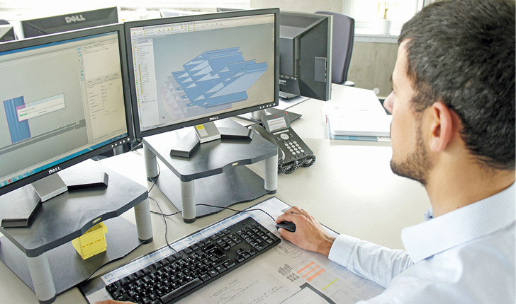 



1
 Vom CAD zum Modell: Entwicklungsingenieure können mithilfe gedruckter Prototyp-Modelle Produkte besser optimieren. 
