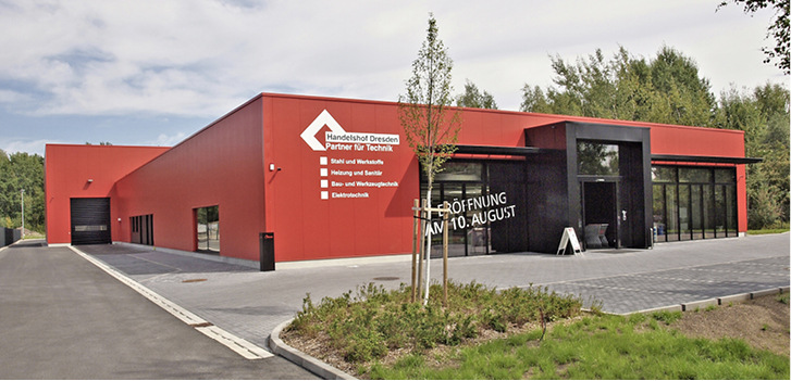 



1
 Ein leuchtendes Rot ist das Erkennungsmerkmal der SHK- und Elektro-Fachgroßhandelsgruppe Partner für Technik. Der gleiche Farbton prägt die Erscheinung der neuen Handelshof-Filiale in Dresden, die im August 2015 eröffnet wurde. 
