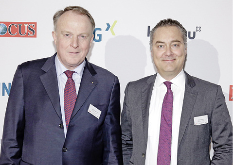 <p>
</p>

<p>
Walter Viegener (links), Geschäftsführender Gesellschafter der Viega GmbH & Co. KG, und Peter Schöler, Geschäftsbereichsleiter Personal, freuen sich über die Auszeichnung „Bester Arbeitgeber 2016“. 
</p> - © Viega

