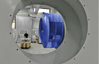 <p>
</p>
<p>
Ventilatorenfertigung bei Ziehl-Abegg. 
</p> - © Ziehl-Abegg / Achim Köpf
 
Ventilatorenfertigung bei Ziehl-Abegg.