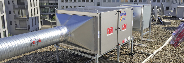 
1
 Im Fortluftstrang auf dem Dach: der mehrstufige Kanalabscheider und der neue Ventilator. 



