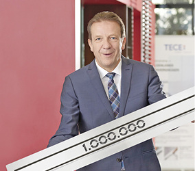 <p>
</p>

<p>
Tece-Geschäftsführer Hans-Joachim Sahlmann freut sich über 1 Mio. verkaufte Tecedrainline-Duschrinnen. 
</p> - © Tece

