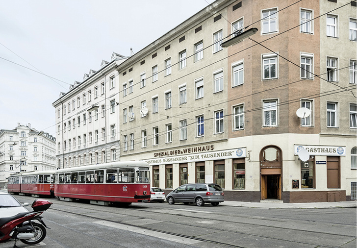 



1
 Bei Brandschutz-relevanten Arbeiten im Bestand ist die besondere Aufmerksamkeit aller Beteiligten gefordert; vor allem, wenn es sich nur um Teilsanie-rungen handelt, die an vorhandene Installa-tionen anbinden.
