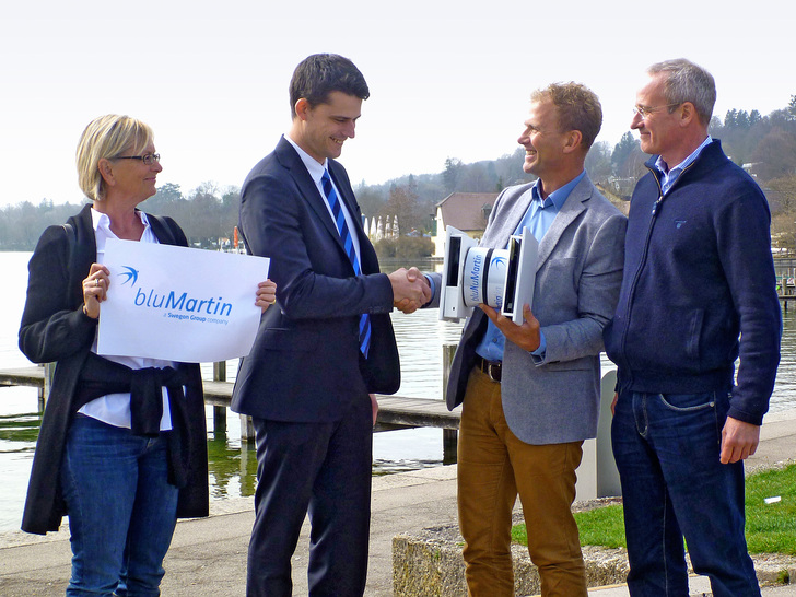Die Gesellschafter der bluMartin GmbH Elke Martin, Thomas Schally (3. v.l.) und Bernhard Martin (rechts) überreichen zum Einstand einen aktiven Überströmer freeAir plus an Gustaf Ahlenius, Leiter Unternehmensentwicklung bei Swegon.