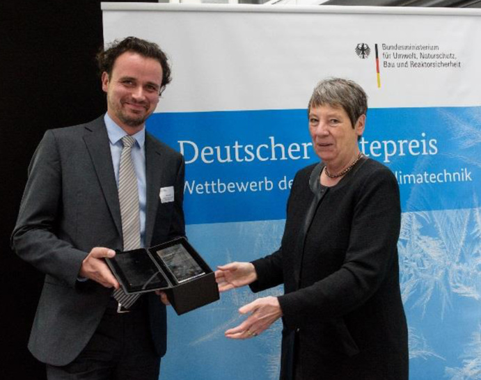 Umweltministerin Barbara Hendricks übergab Marcus Honke, Projektleiter, den mit 10.000 Euro dotierten Preis für die beste Innovation. - © Phil Dera / co2online
 Umweltministerin Barbara Hendricks übergab Marcus Honke, Projektleiter, den mit 10.000 Euro dotierten Preis für die beste Innovation.