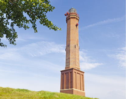 <p>
</p>

<p>
<span class="GVAbbildungszahl">1</span>
 Großer Norderneyer Leuchtturm. Kurz nach dem Round Table verdeutlichte ein Legionellenbefund im Vier-Sterne-Hotel Georgshöhe auf Norderney, welche Bedeutung Bauherren und Betreiber dem Thema Trinkwasserhygiene eigentlich beimessen müssten: 220 Gäste hatten im Februar das Hotel verlassen müssen, 120 Mitarbeiter wurden vorübergehend beurlaubt. Der Vorfall machte bundesweit Schlagzeilen. Nach Informationen des NDR hatte es in dem Hotel in den vergangenen Jahren bereits acht Mal Verdacht auf Legionellenerkrankungen gegeben. Auch beim aktuellen Fall hatte die Erkrankung eines Gastes zu der Überprüfung geführt. Rund drei Wochen blieb das Hotel für die Ursachenforschung, Sanierung, Desinfektion und Beprobung geschlossen. 
</p> - © MichaelUtech / iStock / Thinkstock

