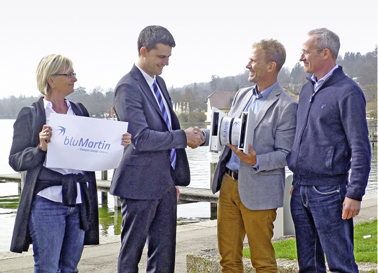 
Die Gesellschafter der bluMartin GmbH Elke Martin, Thomas Schally (3. v. l.) und Bernhard Martin (r.) überreichen zum Einstand einen aktiven Überströmer freeAir plus an Gustaf Ahlenius, Leiter Unternehmensentwicklung bei Swegon.



