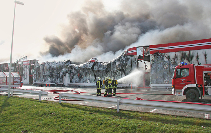 <p>
</p>

<p>
<span class="GVAbbildungszahl">1</span>
 Brände werden sich nie völlig ausschließen lassen. Die Brandfolgeschäden lassen sich aber mit vergleichsweise geringen Investitionen auf ein Minimum begrenzen. 
</p> - © FVLR

