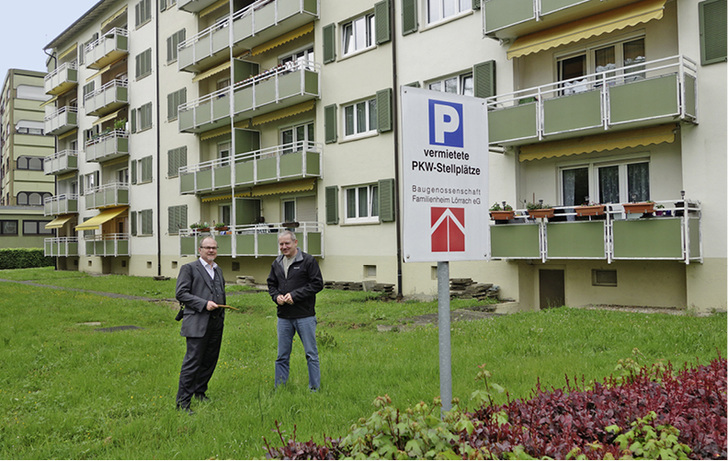 



1
 Baugenossenschaft Familienheim Lörrach, Gebäude mit 30 Wohnungen. Unter der Grünfläche wurde ein 45 m
3
 fassender Pelletspeicher installiert.
