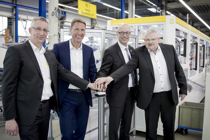 Volker Franke (GF Harting), Thomas Fuhr (Grohe Vorstandsmitglied), Bernd Hedtmann (Bürgermeister Porta Westfalica) und Hans-Martin Souchon (Grohe Werksleiter Porta Westfalica) nehmen die neue AV1-Montageanlage in Betrieb.