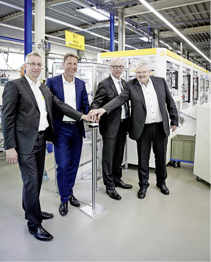 



Grohe: Volker Franke (GF Harting), Thomas Fuhr (Grohe Vorstandsmitglied), Bernd Hedtmann (Bürgermeister Porta Westfalica) und Hans-Martin Souchon (Grohe Werksleiter Porta Westfalica) nehmen die neue AV1-Montageanlage in Betrieb. 
