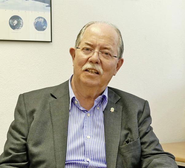 



1
 Kaum ein Wärmepumpen-Fachmann kennt die Tücken von Wärmepumpenanlagen besser als Peter Hubacher, besser bekannt als Schweizer Wärmepumpendoktor. Sein Credo: kleiner Temperaturhub, knappe Dimensionierung. 
