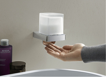 



Emco: Flüssigseifenspender mit Einhandbedienung. 
