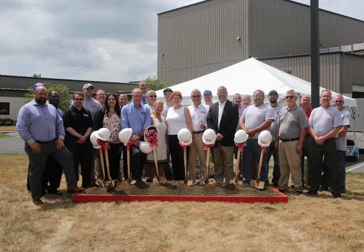 Spatenstich im Juli 2016 bei Roth USA in Watertown mit Executive Chairman Manfred Roth und Ehefrau Heike Roth (Mitte).