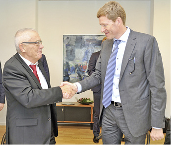 



Per Handschlag beschließen Aage Søndergaard Nielsen und Niels B. Christiansen (rechts) die Fusion ihrer Unternehmen Sondex und Danfoss. 
