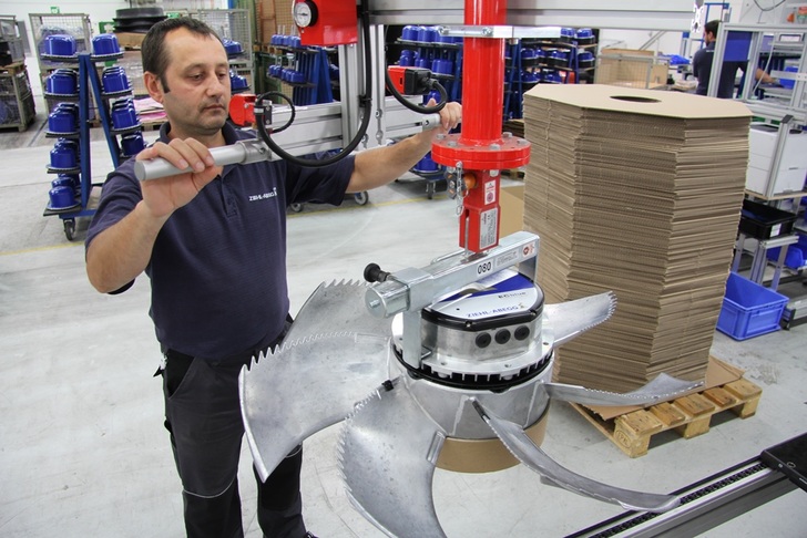 Ein EC-Ventilator wird im Werk in Künzelsau verpackt. Ab Herbst 2016 baut Ziehl-Abegg für diese Produkte eine annähernd doppelt so große Fertigung im Gewerbepark Hohenlohe.