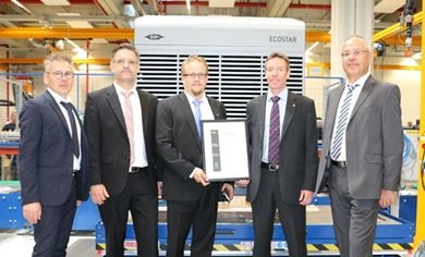 Klaus Nyström (Managing Director, 2. von rechts) und Markus Antikainen (Product Manager, Bildmitte) sind nach Schkeuditz gereist, um den Verflüssigungssatz Ecostar aus der neuen LHVE Baureihe sowie die entsprechende Urkunde entgegenzunehmen.