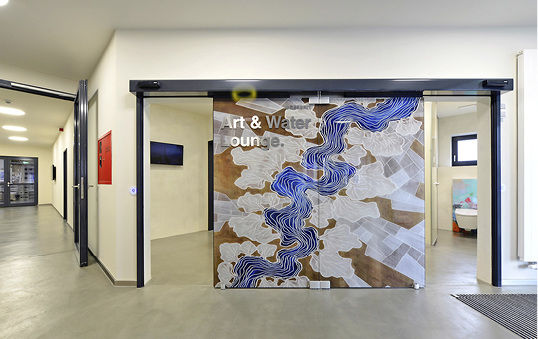 <p>
</p>
<p>
Geberit-Standort Lichtenstein: Aus den Sanitärräumen entstand bei der Modernisierung die „Geberit Art & Water Lounge“. 
</p> - © Geberit
 
Geberit-Standort Lichtenstein: Aus den Sanitärräumen entstand bei der Modernisierung die „Geberit Art & Water Lounge“.