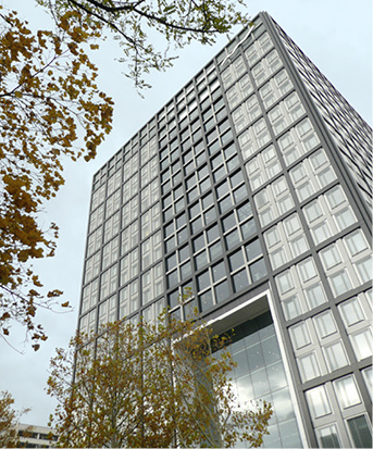 <p>
</p>

<p>
Konzernzentrale der Deutsche Börse AG in Eschborn. Der 90 m hohe Komplex „The Cube“ wird energieeffizient und nachhaltig betrieben. 
</p> - © Deutsche Börse AG

