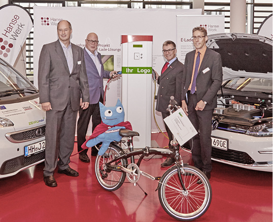 



Udo Bottländer (Vorstand HanseWerk AG), Thomas Brauer (Projektleiter HanseWerk AG), Hjalmar Stemmann (Vizepräsident Handwerkskammer Hamburg) und Dr. Kai Hünemörder (Leiter ZEWU) auf der housewarming 2016 (v. l.): Überschussstrom lässt sich mit verfügbarer Technik effizient nutzen. 
