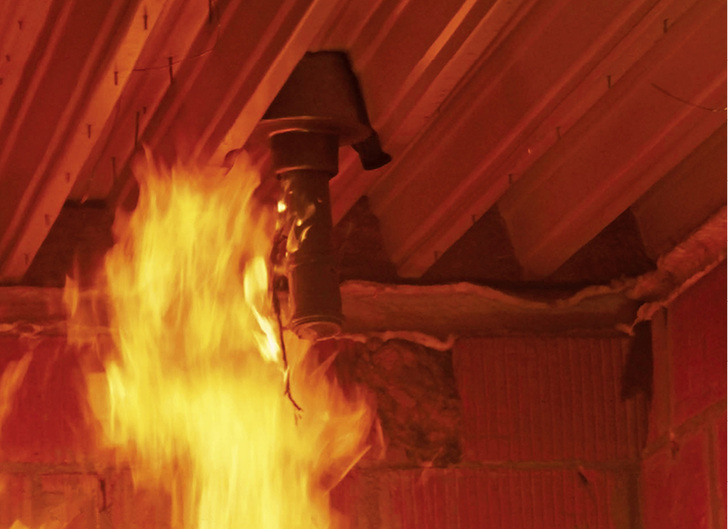 <p>
</p>

<p>
<span class="GVAbbildungszahl">1</span>
 Für das von Dallmer entwickelte Brandschutzelement für Dachabläufe in Stahltrapezdächern ist mit der bestandenen Brandprüfung nach DIN 18 234 der erforderliche Eignungsnachweis gegeben. 
</p> - © Dallmer

