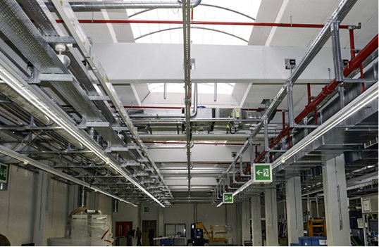 



1
 Montageschienensysteme haben sich im Rohrleitungsbau bewährt, sie erleichtern die Befestigung von größeren Installationen mit mehreren Rohren. Werden Rohrleitungen in Brandschutzbereichen verlegt, muss die Befestigungstechnik brandschutztechnisch geprüft und ausgelegt sein. 
