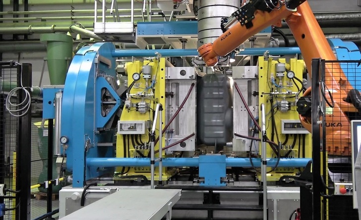 Roth Umwelttechnik: Die neue Kunststoff-Blasanlage benötigt rund 50 % weniger Energie als vergleichbare ältere Anlagen. - © Roth Umwelttechnik
 Roth Umwelttechnik: Die neue Kunststoff-Blasanlage benötigt rund 50 % weniger Energie als vergleichbare ältere Anlagen.