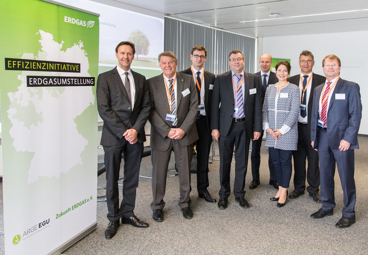 Vertreter der Gründungsmitglieder der Effizienzinitiative Erdgasumstellung (v.l.): Ulrich Ronnacker (Open Grid Europe), Herbert Kuschel (Vaillant), Julien Mounier (BS Energy), Sebastian Bormann (MHG), Dr. Timm Kehler (Zukunft Erdgas), Andrea Bolz (Open Grid Europe), Randulph Noack (Stadtwerke Porta Westfalica), Joachim Gebhardt (Wingas). - © Constantin Stein
 Vertreter der Gründungsmitglieder der Effizienzinitiative Erdgasumstellung (v.l.): Ulrich Ronnacker (Open Grid Europe), Herbert Kuschel (Vaillant), Julien Mounier (BS Energy), Sebastian Bormann (MHG), Dr. Timm Kehler (Zukunft Erdgas), Andrea Bolz (Open Grid Europe), Randulph Noack (Stadtwerke Porta Westfalica), Joachim Gebhardt (Wingas).