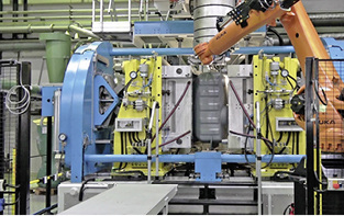 



Roth Umwelttechnik: Die neue Kunststoff-Blasanlage benötigt rund 50 % weniger Energie als vergleichbare ältere Anlagen. 
