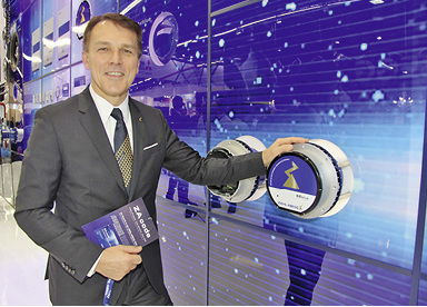 <p>
</p>
<p>
Peter Fenkl, Vorstandsvorsitzender von Ziehl-Abegg, erklärt auf der Chillventa die Vorteile von ZAcode
</p> - © Ziehl-Abegg
 
Peter Fenkl, Vorstandsvorsitzender von Ziehl-Abegg, erklärt auf der Chillventa die Vorteile von ZAcode