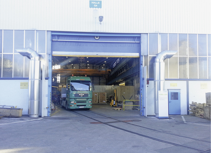 



1
 Logistikprozesse energetisch optimiert: Weit öffnende Tore sorgen für wirtschaftliche Lade- und Transportvorgänge – und ein unsichtbarer Luftschleier vor dem Tor für einen thermisch-physikalischen Vorhang, der die gesamte Öffnung abschirmt. 
