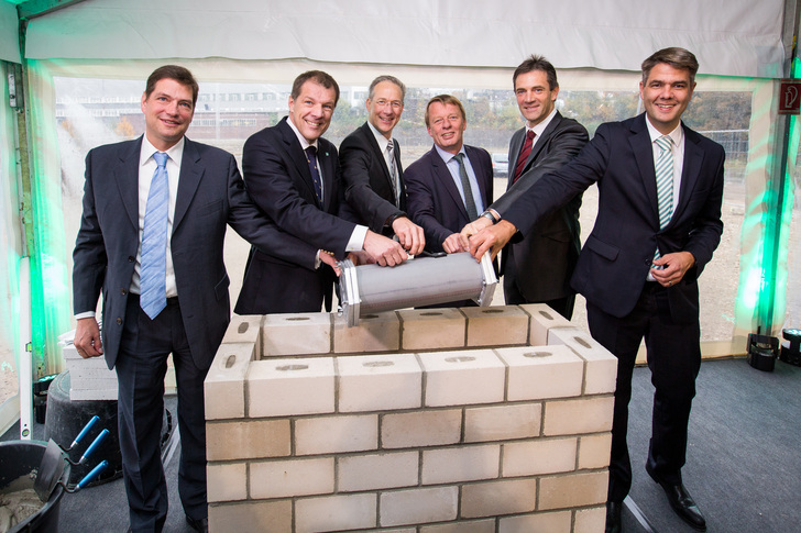 Ließen eine Zeitkapsel ein: Dr. Philipp Vaillant, Mitglied des Gesellschafterausschusses der Vaillant Group, Dr. Carsten Voigtländer, Vorsitzender der Geschäftsführung, Dr. Dietmar Meister, Geschäftsführer Finanzen & Dienstleistungen, Burkhard Mast-Weisz, Oberbürgermeister der Stadt Remscheid, Dr. Norbert Schiedeck, Geschäftsführer Technik, und Dr. Andree Groos, Geschäftsführer Vertrieb, Marketing und Service (v.l.). - © Vaillant Group
 Ließen eine Zeitkapsel ein: Dr. Philipp Vaillant, Mitglied des Gesellschafterausschusses der Vaillant Group, Dr. Carsten Voigtländer, Vorsitzender der Geschäftsführung, Dr. Dietmar Meister, Geschäftsführer Finanzen & Dienstleistungen, Burkhard Mast-Weisz, Oberbürgermeister der Stadt Remscheid, Dr. Norbert Schiedeck, Geschäftsführer Technik, und Dr. Andree Groos, Geschäftsführer Vertrieb, Marketing und Service (v.l.).