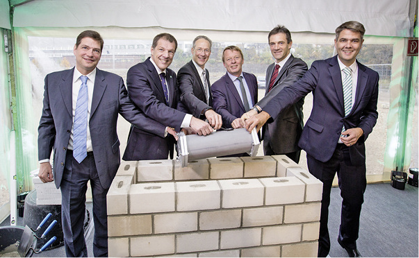 



Ließen eine Zeitkapsel ein: Dr. Philipp Vaillant, Mitglied des Gesellschafterausschusses der Vaillant Group, Dr. Carsten Voigtländer, Vorsitzender der Geschäftsführung, Dr. Dietmar Meister, Geschäftsführer Finanzen & Dienstleistungen, Burkhard Mast-Weisz, Oberbürgermeister der Stadt Remscheid, Dr. Norbert Schiedeck, Geschäftsführer Technik, und Dr. Andree Groos, Geschäftsführer Vertrieb, Marketing und Service (v. l.).
