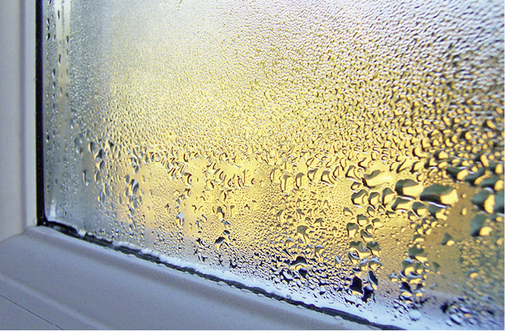 <p>
<span class="GVAbbildungszahl">1</span>
 Starker Kondensatanfall auf der Innenseite eines älteren Fensters. Eine Fenstermodernisierung ohne Lüftungskonzept würde das Problem nur verlagern und durch eine bessere Abdichtung eventuell sogar verschärfen. 
</p>
<p>
</p> - © HotHibiscus / iStock / Thinkstock
 
1
 Starker Kondensatanfall auf der Innenseite eines älteren Fensters. Eine Fenstermodernisierung ohne Lüftungskonzept würde das Problem nur verlagern und durch eine bessere Abdichtung eventuell sogar verschärfen.