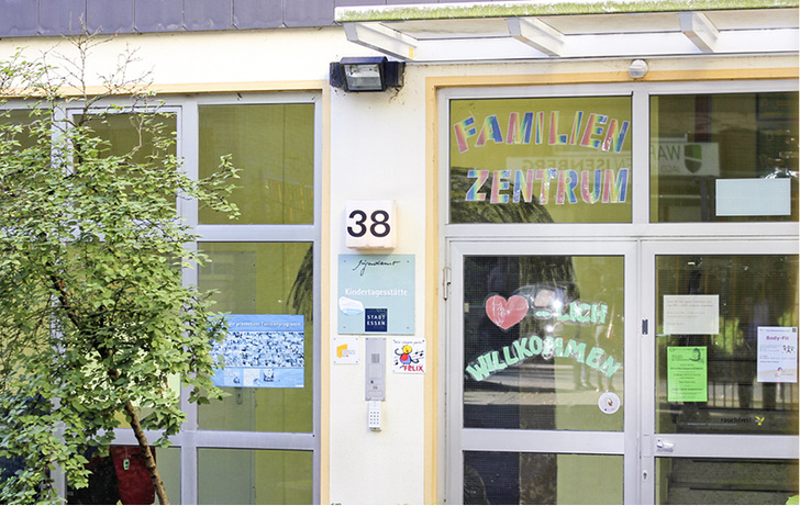 



1
 Im Essener Kindergarten in der Steeler Straße werden 96 Kinder in fünf Gruppen von 18 Erzieherinnen betreut. 
