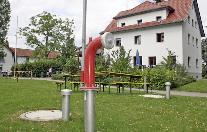
1
 Jugendhaus Maria Einsiedel: Von den unterirdischen Löschwassertanks sind nur noch die Entlüftung, der Entnahmestutzen und die Tankabdeckung sichtbar. 



